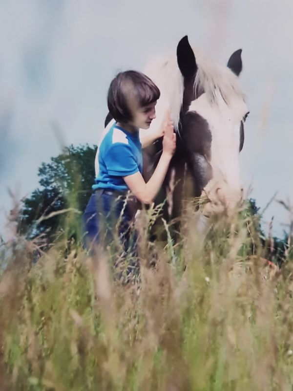 Natalie als Kind in Kommunikation mit Pferd Ben