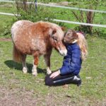 Kind im Zwiegespräch mit Pony